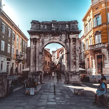 Tale - Brand New In Pula's Old Town, With Free Netflix And Wi-fi Apartman Póla